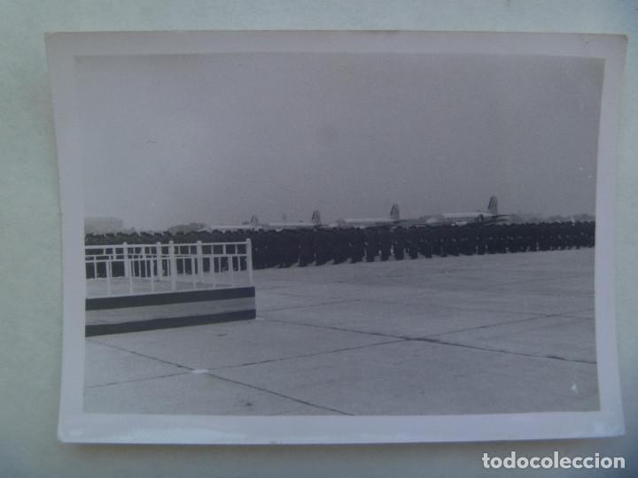 Militaria: AVIACION : FOTO DE FORMACION DE MILITARES DEL EJERCITO DEL AIRE, DETRAS AVIONES