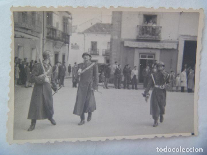Militaria: FOTO DE TROPAS ( DE ARTILLERIA ? ) CON CASCO ADRIAN , CORNETA, ETC