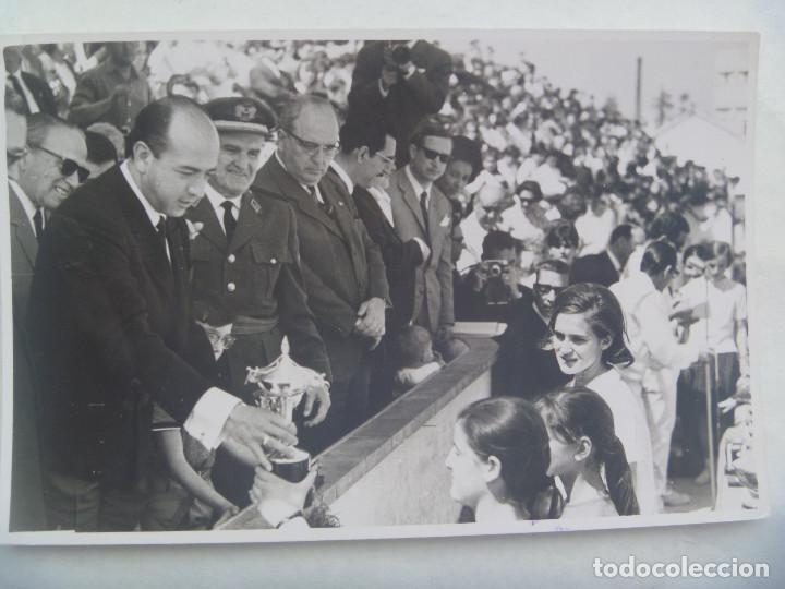 Militaria: FOTO ENTREGA DE TROFEO POR UTRERA MOLINA Y GENERAL AVIACION. DE SANCHEZ DEL PANDO .. 12 X 17 CM