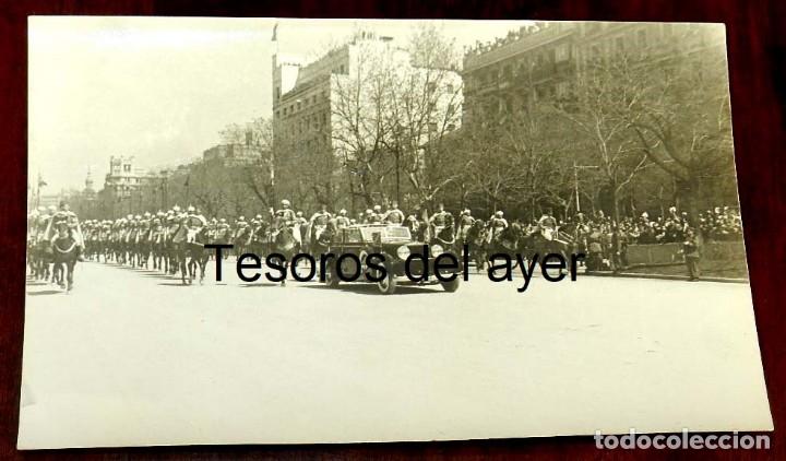 Militaria: FOTOGRAFIA DE FRANCO EN COCHE OFICIAL, TROPAS A CABALLO DEL REGIMIENTO DE LA GUARDIA DE S.E. EL JEFE
