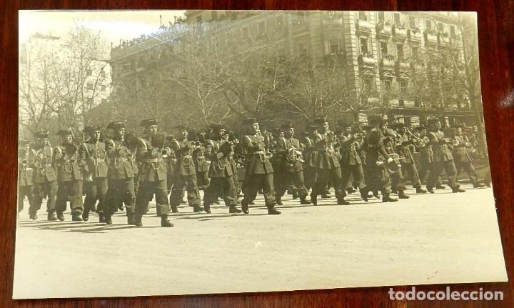 Militaria: FOTOGRAFIA DE LA TROPAS DE LA GUARDIA CIVIL DESFILANDO, A&Ntilde;OS 40, TAMA&Ntilde;O POSTAL.