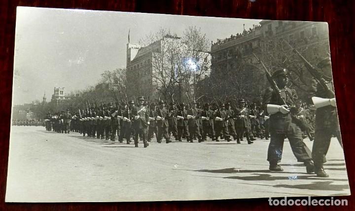 Militaria: FOTOGRAFIA DE LAS TROPAS DEL EJERCITO ESPA&Ntilde;OL DESFILANDO, A&Ntilde;OS 40, TAMA&Ntilde;O POSTAL.