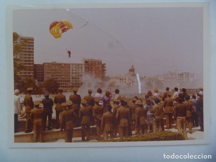 Militaria: FOTO DE MILITARES , ESTADO MAYOR, ETC , VIENDO DESCENDER UN PARACAIDISTA ... 12,5 X 18 CM