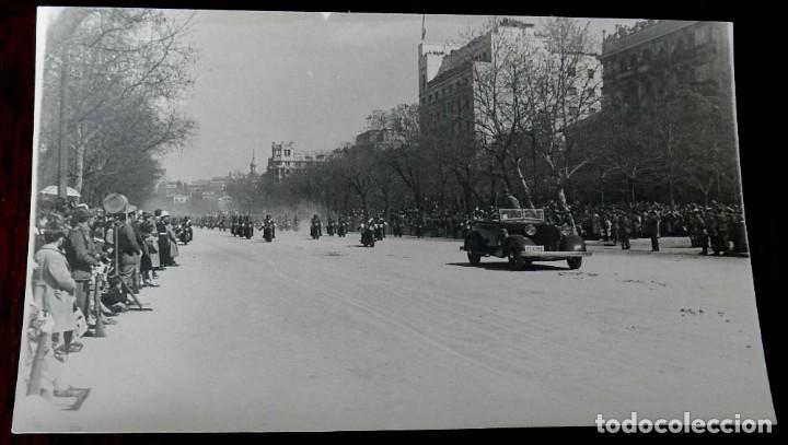 Militaria: FOTOGRAFIA DE LA SECCION MOTORIZADA EN EL DESFILE DE LAS TROPAS ARMADAS, A&Ntilde;OS 40, TAMA&Ntilde;O POSTAL.