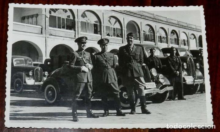 Military Antiques: FOTOGRAFIA DEL PATIO INTERIOR DEL CUARTEL AUTOMOVILES DE VALENCIA, 3. er CUERPO DEL EJERCITO, OFICIL