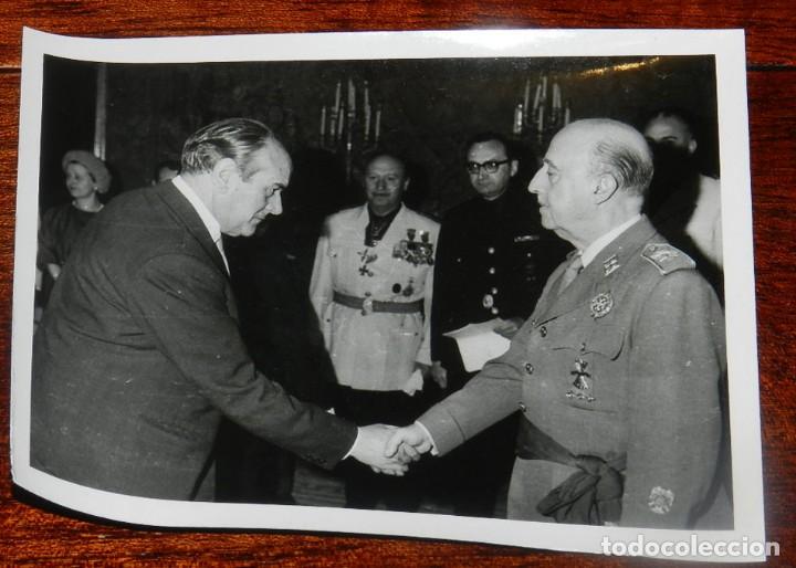 Militaria: FOTOGRAFIA DEL CAUDILLO FRANCISCO FRANCO CON LA CRUZ LAUREADA DE SAN FERNANDO, JERARCAS DE FALANGE A