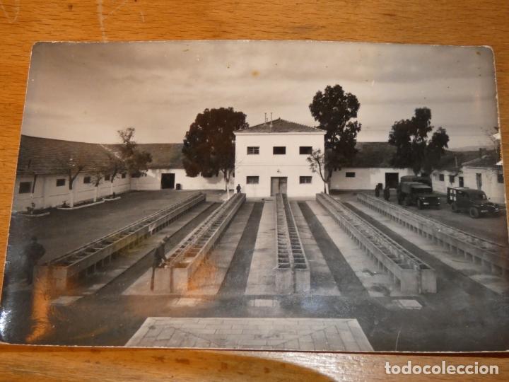 Military Antiques: fotograf&iacute;a de cuartel militar, parios con lavadero y coches sanitarios. mide 10 x 15,50
