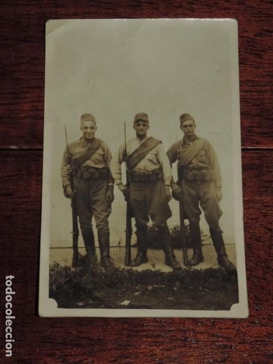 Military Antiques: ANTIGUA FOTOGRAFIA DE 3 SOLDADOS CON BALLONETA CALADA, TAMA&Ntilde;O POSTAL, POR DETRAS ESTA EN BLANCO, NO