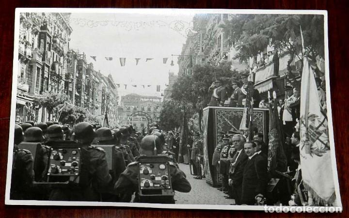 Militaria: ANTIGUA FOTOGRAFIA DE FRANCO PRESIDIENDO UN DESFILE COMPA&Ntilde;IA DE TRANSMISIONES, FOTOGRAFIA TORRES  MO