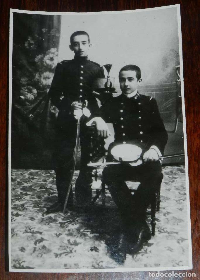Militaria: ANTIGUA FOTOGRAFIA DE FRANCO CUANDO ERA CADETE JUNTO A SU HERMANO, FOTO CIFRA GRAFICA, MIDE 17,5 X11