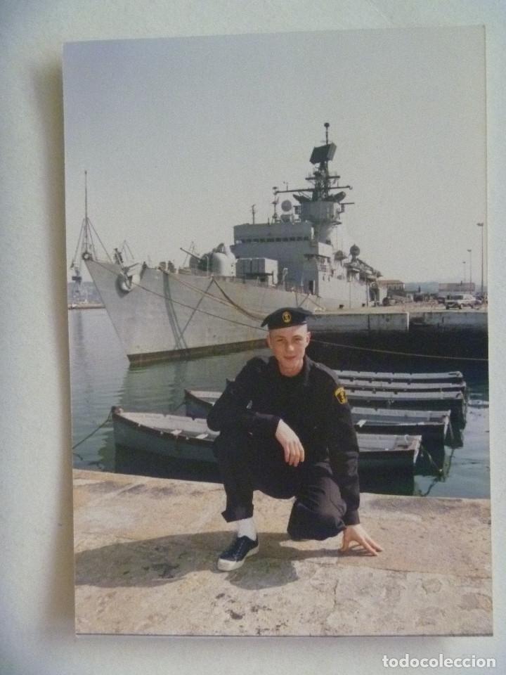 Militaria: FOTO DE MARINERO DE LA ARMADA ESPA&Ntilde;OLA Y BUQUE DE GUERRA DETRAS