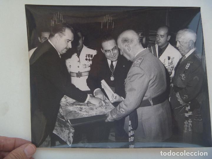 Militaria: FOTO CAUDILLO, GRAL. ALONSO VEGA CON MEDALLA MILITAR INDIVIDUAL, UTRERA MOLINA Y MORENO DE LA COVA