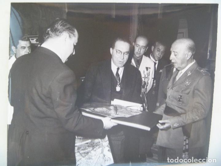 Military Antiques: FOTO DEL CAUDILLO CON LAUREADA, UTRERA MOLINA Y MORENO DE LA COVA, ALCALDE DE SEVILLA