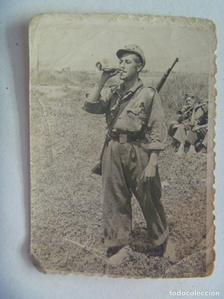 Militaria: FOTO DE TURUTA: MILITAR CON CORNETA, CON ROPA DE CAMPA&Ntilde;A Y MAUSER. A&Ntilde;OS 40