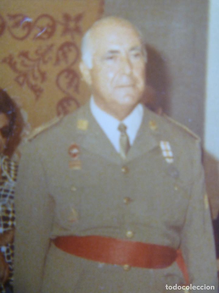 Military Antiques: FOTO GENERAL CON MEDALLA MILITAR INDIVIDUAL Y OFICIALES, REGULARES, ESTADO MAYOR, ETC . 12 X 17 CM