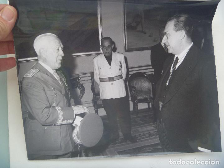 Military Antiques: FOTO DEL GRAL. ALONSO VEGA CON MORENO DE LA COVA ( ALCALDE DE SEVILLA) DETRAS VIEJA GUARDIA FALANGE