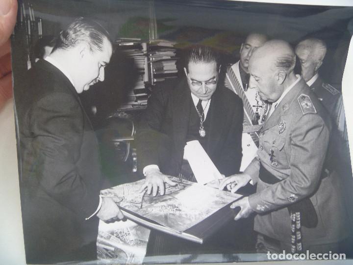 Military Antiques: FOTO DEL CAUDILLO CON LAUREADA, UTRERA MOLINA Y MORENO DE LA COVA, ALCALDE DE SEVILLA