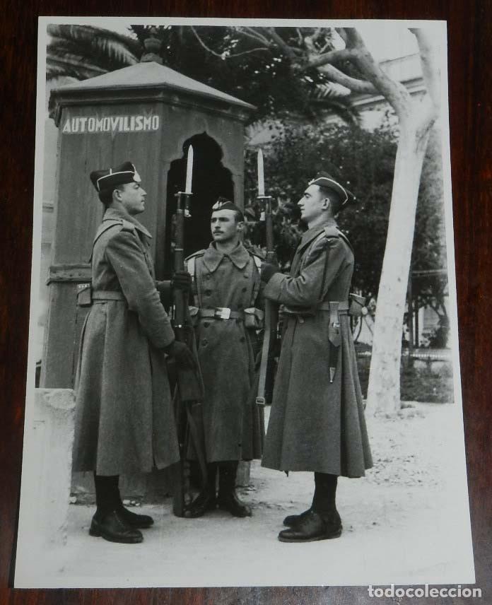 Militaria: FOTOGRAFIA DE CAMBIO DE GUARDIA 1941 EN EL CUARTEL DE VALENCIA DEL 3er. CUERPO DEL EJERCITO, SECCION