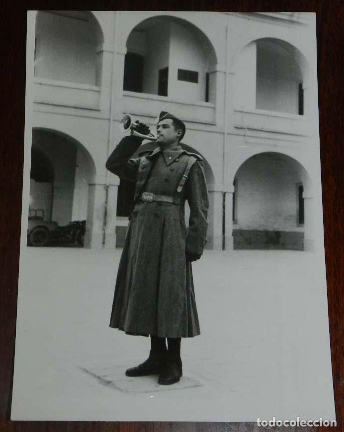 Militaria: FOTOGRAFIA DE TOQUE DE CORNETA 1941 EN EL CUARTEL DE VALENCIA DEL 3er. CUERPO DEL EJERCITO, SECCION