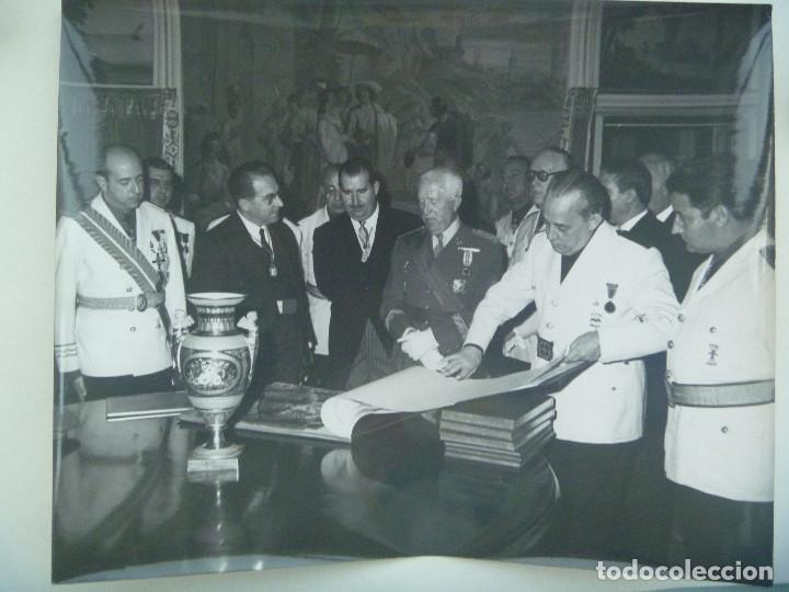 Military Antiques: FOTO DEL GRAL. ALONSO VEGA CON MEDALLA MILITAR INDIVIDUAL Y FALANGISTAS VIEJA GUARDIA