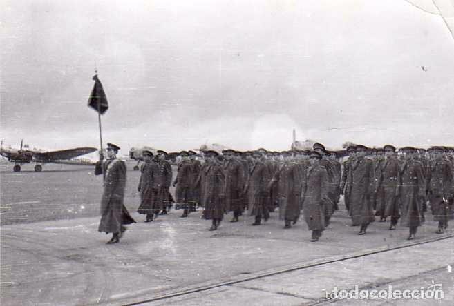 Militaria: Fotograf&iacute;a Aer&oacute;dromo de Le&oacute;n. Militares desfilando Condor. 12 x 8 cm