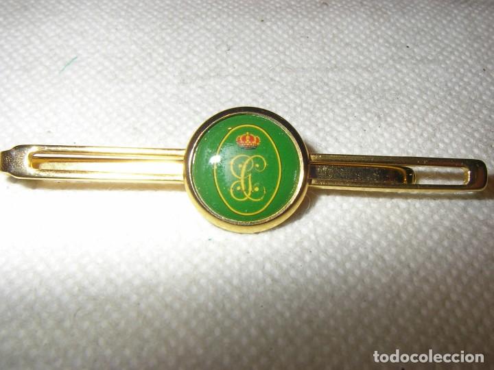 Military Antiques: Pisacorbatas de metal ba&ntilde;ado en oro, con distintivo de la guardia civil.
