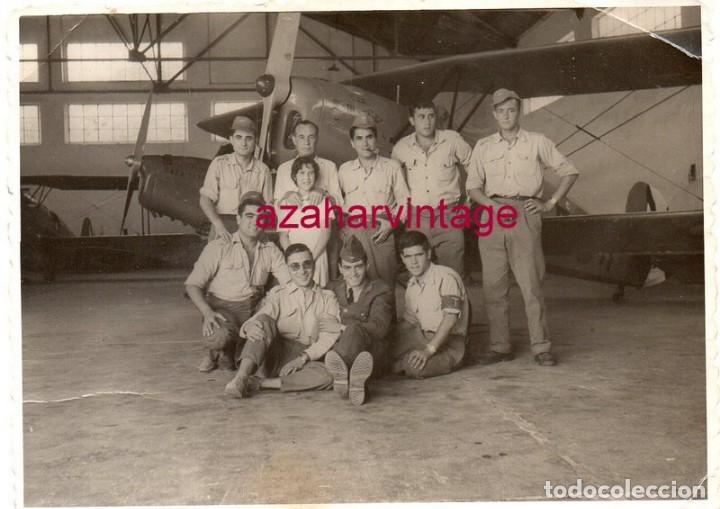 Military Antiques: ANTIGUA FOTOGRAFIA, SOLDADOS DE AVIACION EN UN HANGAR, 105X80MM