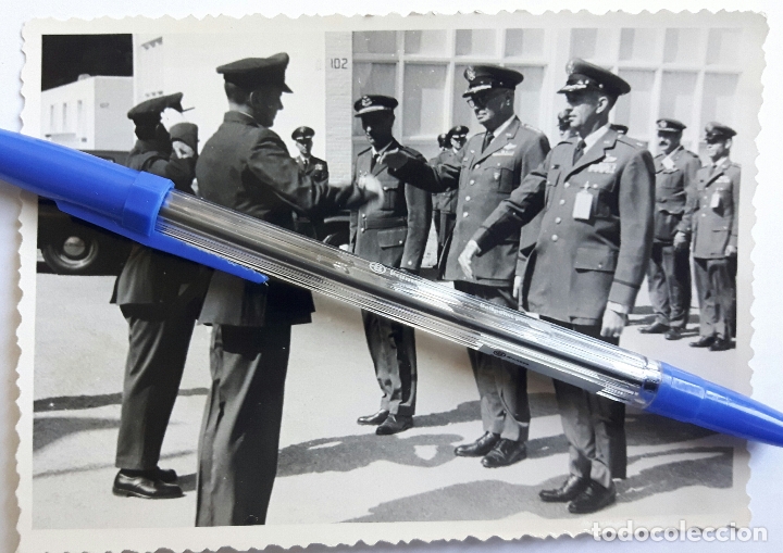 Militaria: El teniente coronel Cadenas con militares americanos. A&ntilde;os 60. Aviaci&oacute;n Militar.