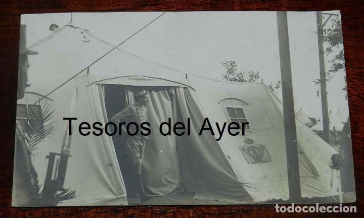 Militaria: Postal fotogr&aacute;fica. El Rey Alfonso XIII, saliendo de una tienda de campa&ntilde;a. Ed. E. Rodr&iacute;guez. Comerc