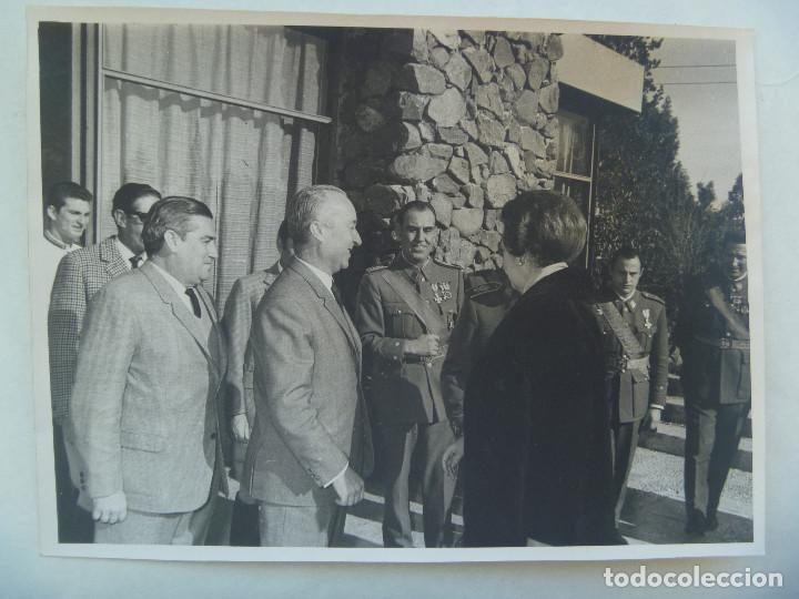 Militaria: FOTO PERSONALIDADES RECIBIENDO A LA MADRE DEL REY, MILITAR EX DIVISION AZUL CON MEDALLA INVIERNO