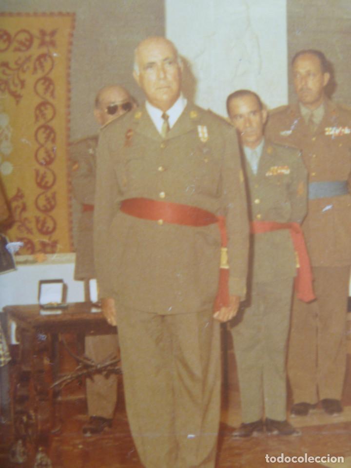 Military Antiques: FOTO GENERAL CON MEDALLA MILITAR INDIVIDUAL Y OFICIALES, REGULARES, ESTADO MAYOR, ETC . 12 X 17 CM