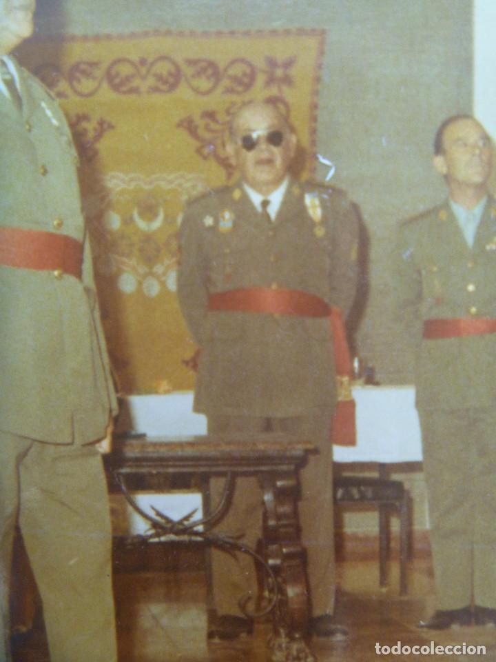 Military Antiques: FOTO GENERAL CON MEDALLA MILITAR INDIVIDUAL Y OFICIALES, REGULARES, ESTADO MAYOR, ETC . 12 X 17 CM