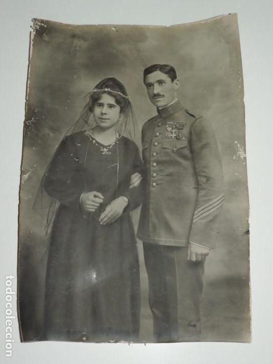 Militaria: ANTIGUA FOTOGRAFIA MUY GRANDE DE SARGENTO CON SU ESPOSA, EPOCA DE ALFONSO XIII, MIDE 54,5 X 37,5 CMS