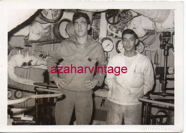 Militaria: ANTIGUA FOTOGRAFIA, MARINEROS EN LA SALA DE MAQUINAS DE UN BARCO, 105X75MM