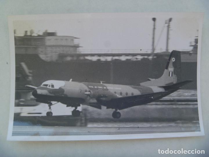 Militaria: FOTO DE UN AVION DE LA ROYAL AIR FORCE EN TIERRA , ATERRIZANDO O DESPEGANDO  ....... 11,5 X 18,5 CM