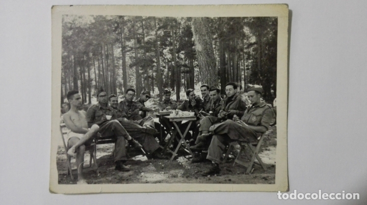 Military Antiques: FOTOGRAFIA GRUPO DE SOLDADOS DESCANSANDO A LA SOMBRA. MEDIDAS 8,5 X 7 CM, A&Ntilde;OS 50