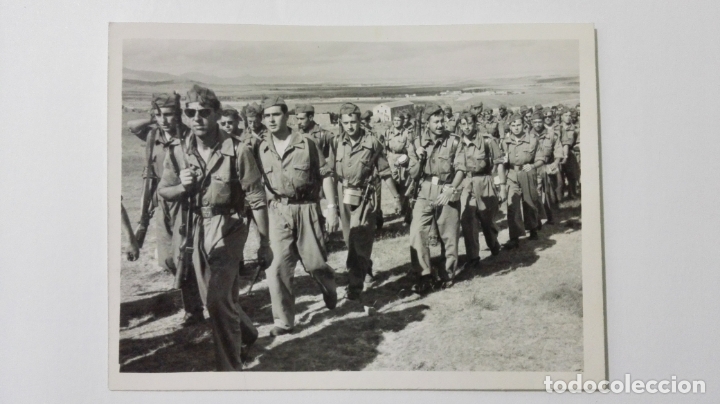 Militaria: FOTOGRAFIA GRUPO DE MILITARES DE MARCHA, MEDIDAS 9 X 6,5 CM, A&Ntilde;OS 50