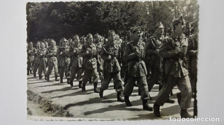 Militaria: FOTOGRAFIA GRUPO DE MILITARES DE MARCHA, MEDIDAS 12 X 8,5 CM, A&Ntilde;OS 50