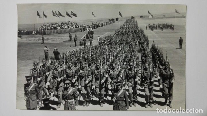 Militaria: FOTOGRAFIA MILITARES DESFILANDO, MEDIDAS 14 X 9 CM, A&Ntilde;OS 50