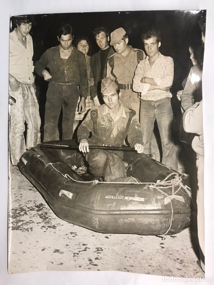 Militaria: MILITAR. Fotograf&iacute;a Soldados con embarcaci&oacute;n neum&aacute;tica. (h.1960?) Original