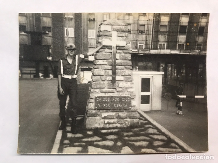 Militaria: MILITAR. Fotograf&iacute;a. Soldado de la Polic&iacute;a Militar. En el Cuerpo de Guardia. (h.1960?)