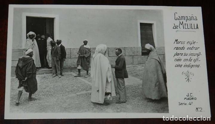 Militaria: POSTAL FOTOGRAFICA DE CAMPA&Ntilde;A MELILLA, J.C. MADRID, SERIE 4&ordf; N.2, MOROS ESPERANDO ENTRAR PARA SU INS