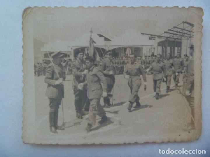 Militaria: FOTO JURA DE BANDERA , ABANDERADO CON BOINA DE  CARRISTA