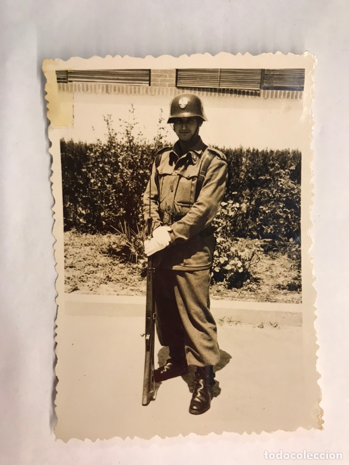 Militaria: MILITAR. Fotograf&iacute;a Soldado de la Base de Manises Regimiento de Artiller&iacute;a Antia&eacute;rea No.73 (a.1957)