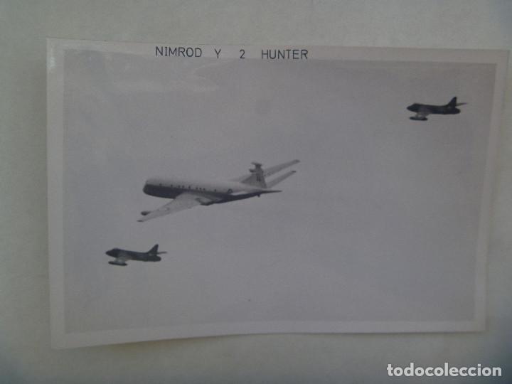 Militaria: FOTOS DE DOS CAZAS INGLESES HUNTER ESCOLTANDO A UN AVION NIMROD