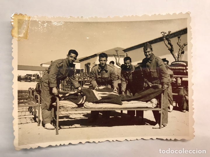 Militaria: MILITAR. Fotograf&iacute;a Soldados de la Base de Manises, de limpieza de Bater&iacute;a. Voluntarios (a.1957)