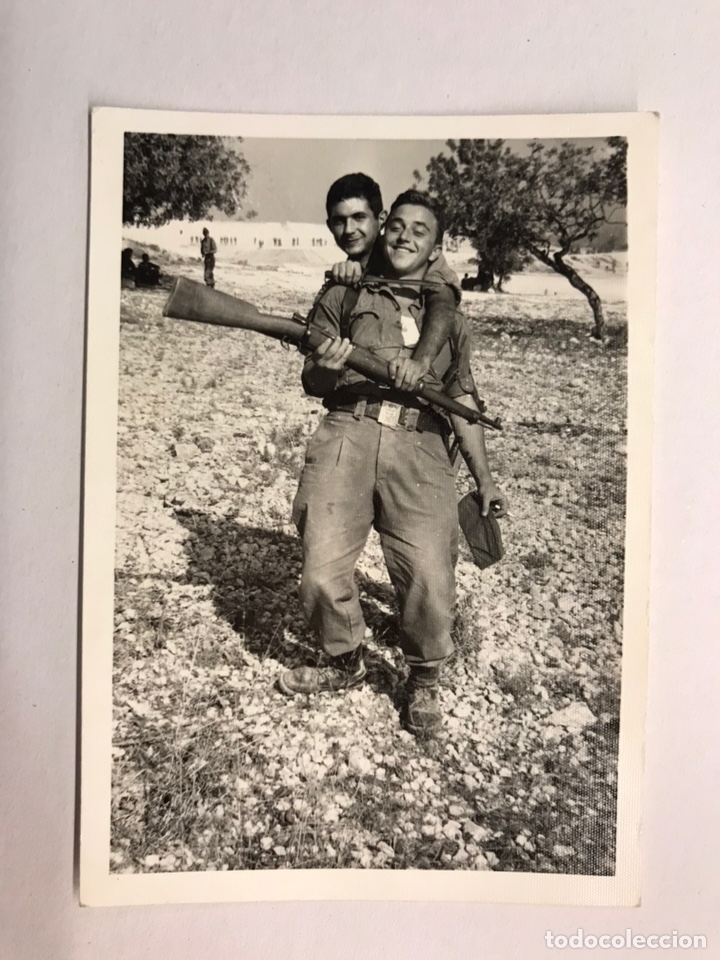 Militaria: MILITAR. Fotograf&iacute;a C.I.R., No.7, soldados en tiempo de asueto.. (h.1970?)