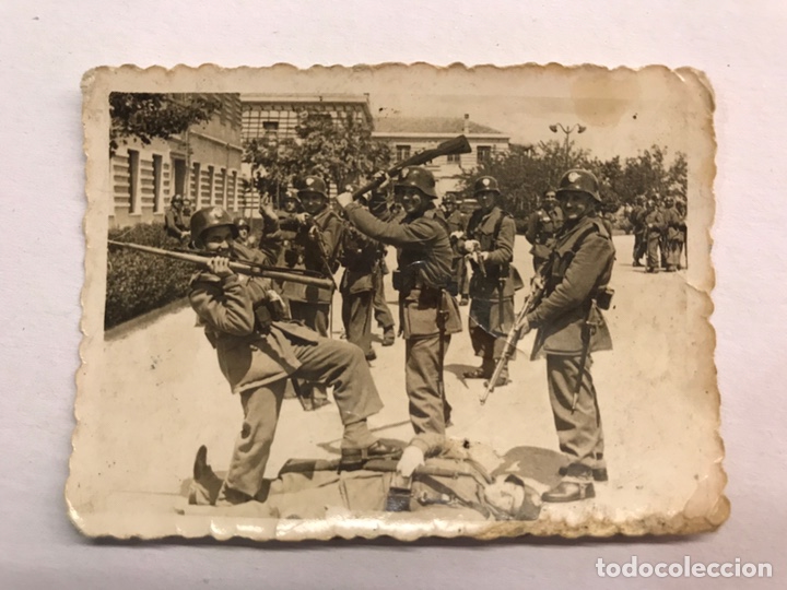 Militaria: MILITAR. Fotograf&iacute;a Soldados del Ej&eacute;rcito Espa&ntilde;ol en tiempo de asueto. (h.1950?)