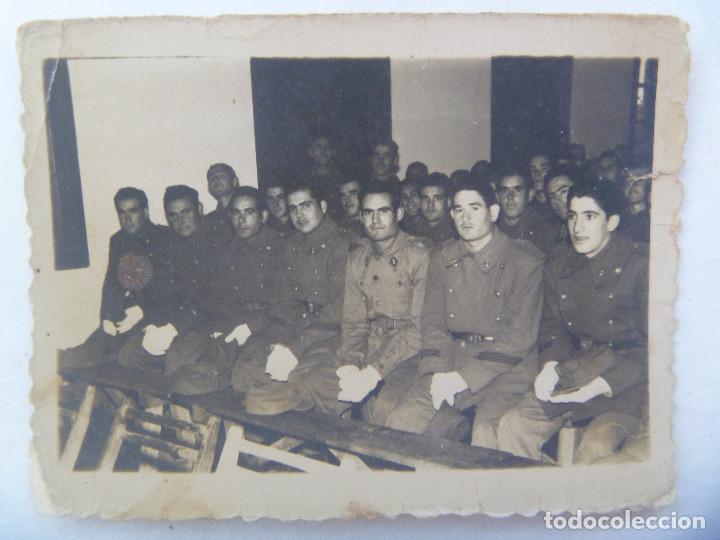 Militaria: FOTO DE MILITARES DE ARTILLERIA SENTADOS . DE L. ROJO , TALAVERA ( TOLEDO )