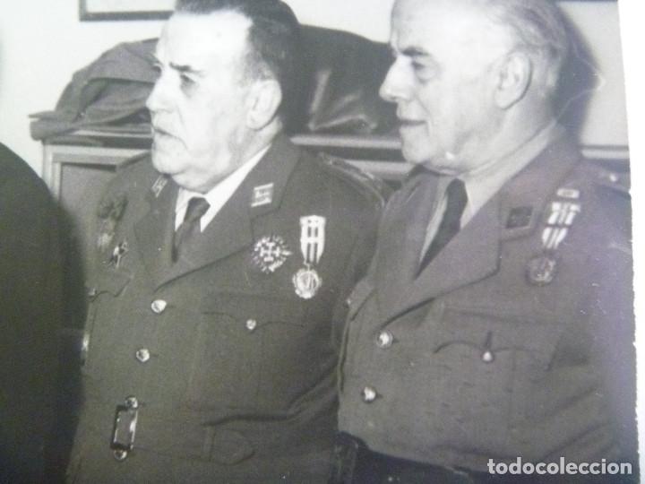 Military Antiques: FOTO GENERAL CON LAUREADA CON OFICIAL AMBOS MEDALLA MILITAR INDIVIDUAL, IMPOSICION MEDALLA MERITO